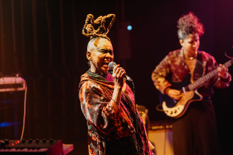 Marta Aurélia leva show “Tectônica” para o teatro do Hub Cultural Porto Dragão