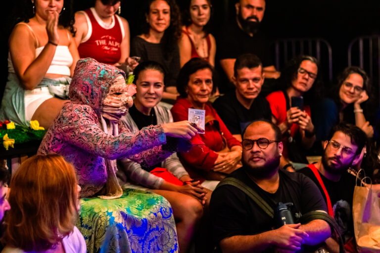 Celebrando 25 anos de existência, Grupo Bagaceira de Teatro realiza temporada no Hub Cultural Porto Dragão com o espetáculo “Interior”