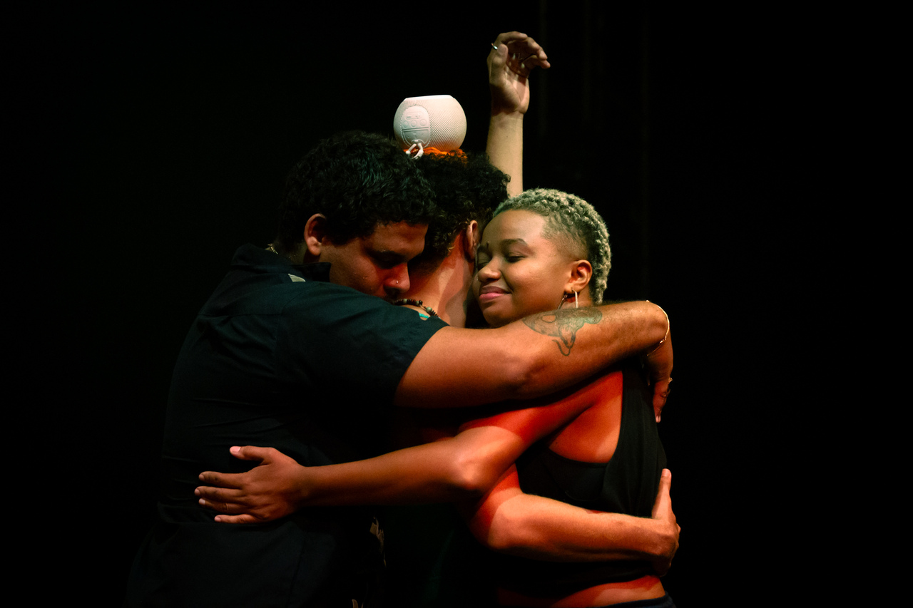 Com Um Artista Periférico, Clau Moreira e Mateus Fazeno Rock, espetáculo “Eaí População!?” faz temporada no Hub Cultural Porto Dragão neste fim de semana 1 Eai Populacao Foto Sergio Lima Easy Resize.com