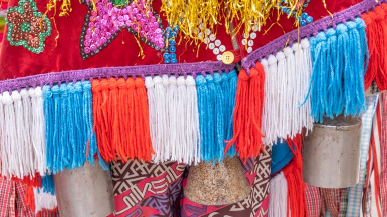 Curso de Design de Moda da UniAteneu promove oficina de criação de figurinos inspirados no maracatu cearense em parceria com o Hub Cultural Porto Dragão