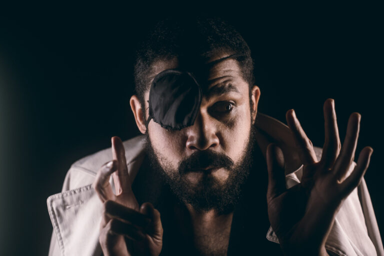 Espetáculo Gato Preto une rock e teatro em conto de terror brasileiro no Hub Porto Dragão