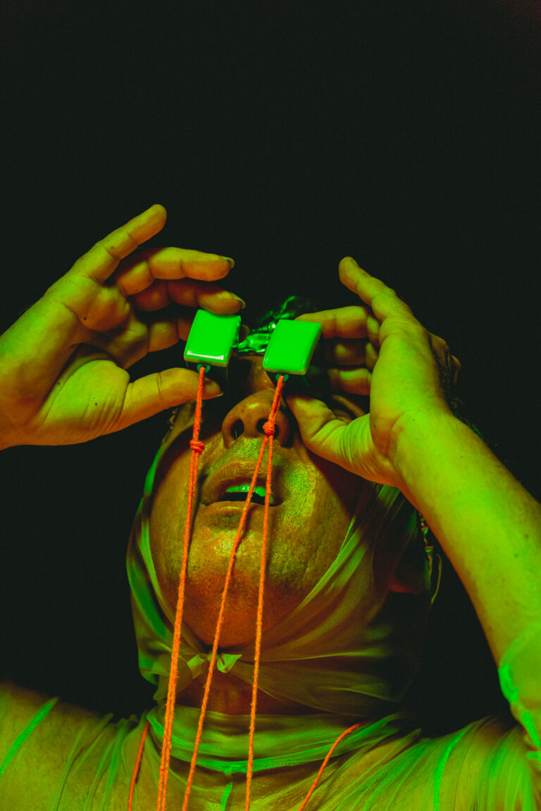 Hub Porto Dragão recebe encontros artísticos em show e espetáculo teatral neste fim de semana